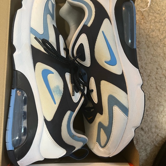 Nikes Shoes with box - Picture 3 of 5